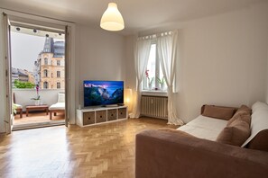City Apartment, 3 Bedrooms (Balcony) | Living room - Opera Street Apartments (Vienna)