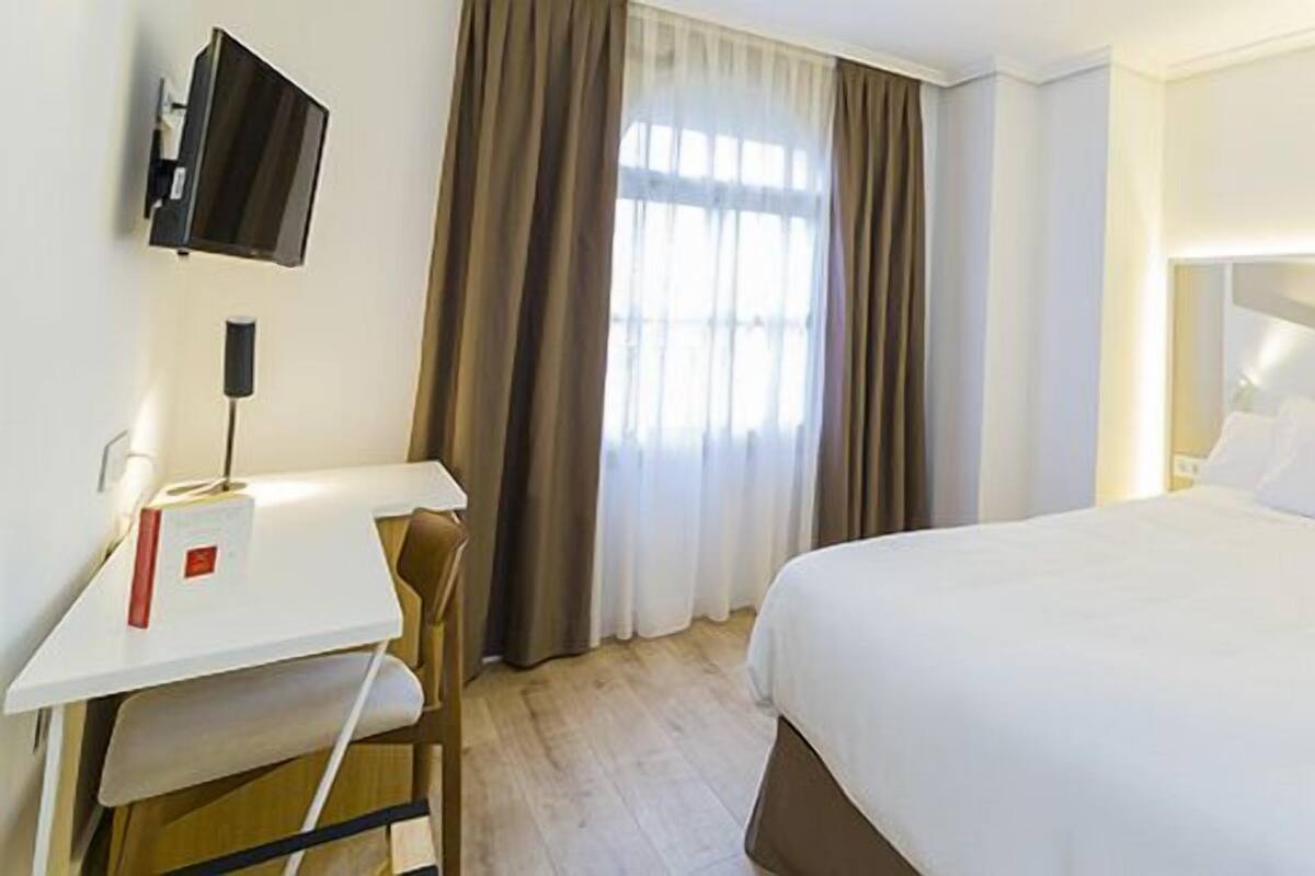 double room | minibar, in-room safe, desk, blackout curtains