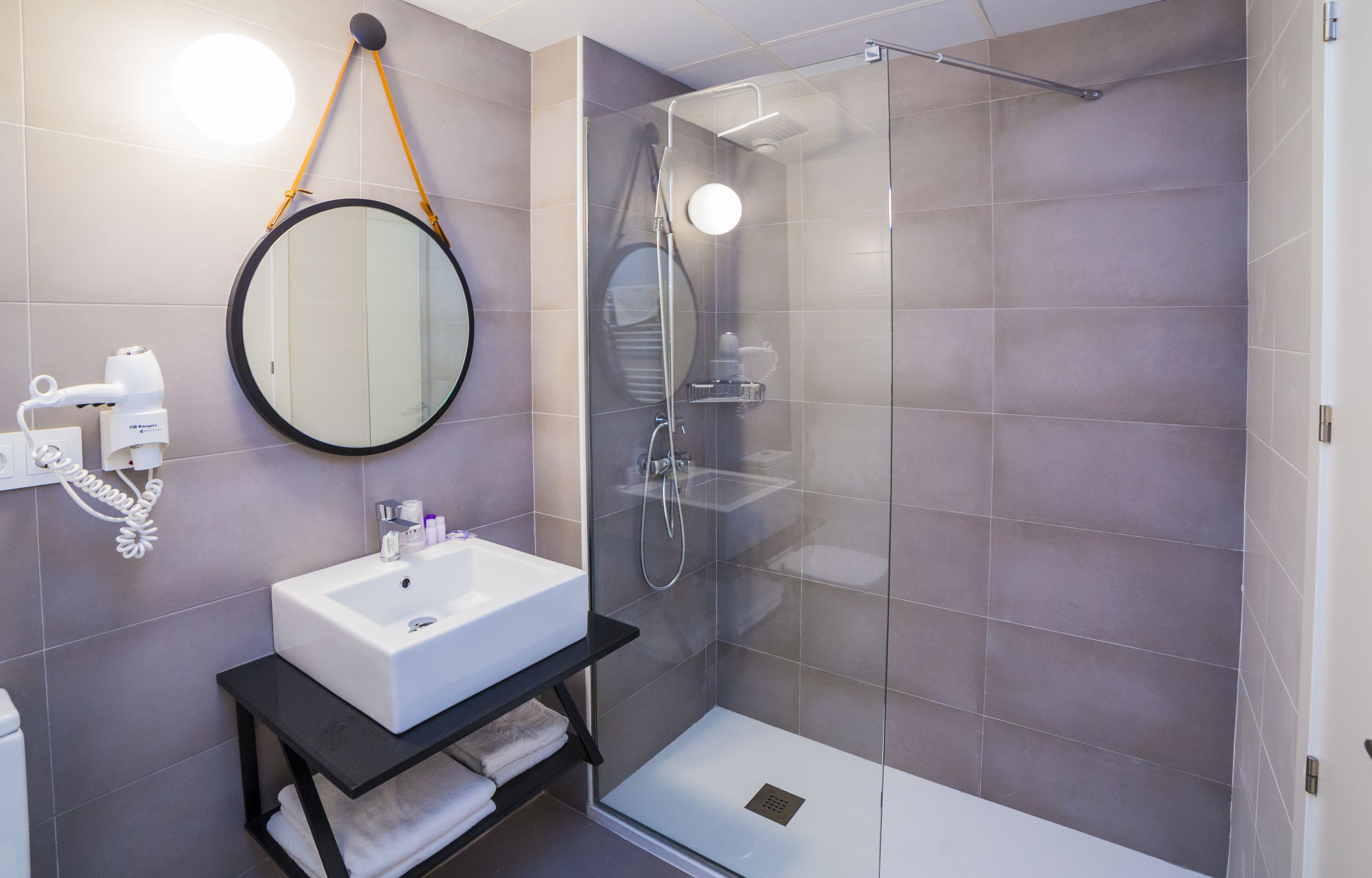 shower, free toiletries, hair dryer, towels