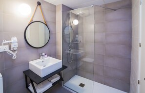 Douche, articles de toilette (gratuits), séchoir à cheveux