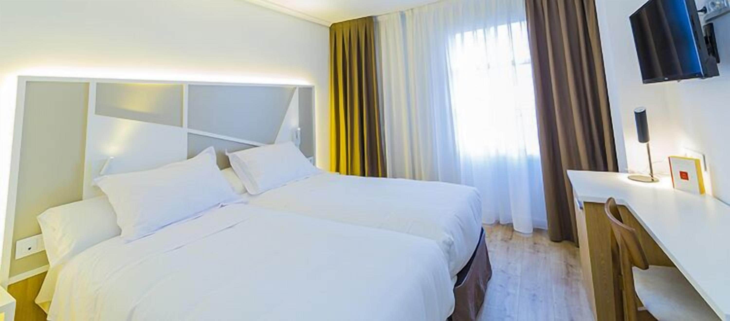 雙人房單人入住 | 迷你吧、客房內保險箱、書桌、遮光布/窗簾