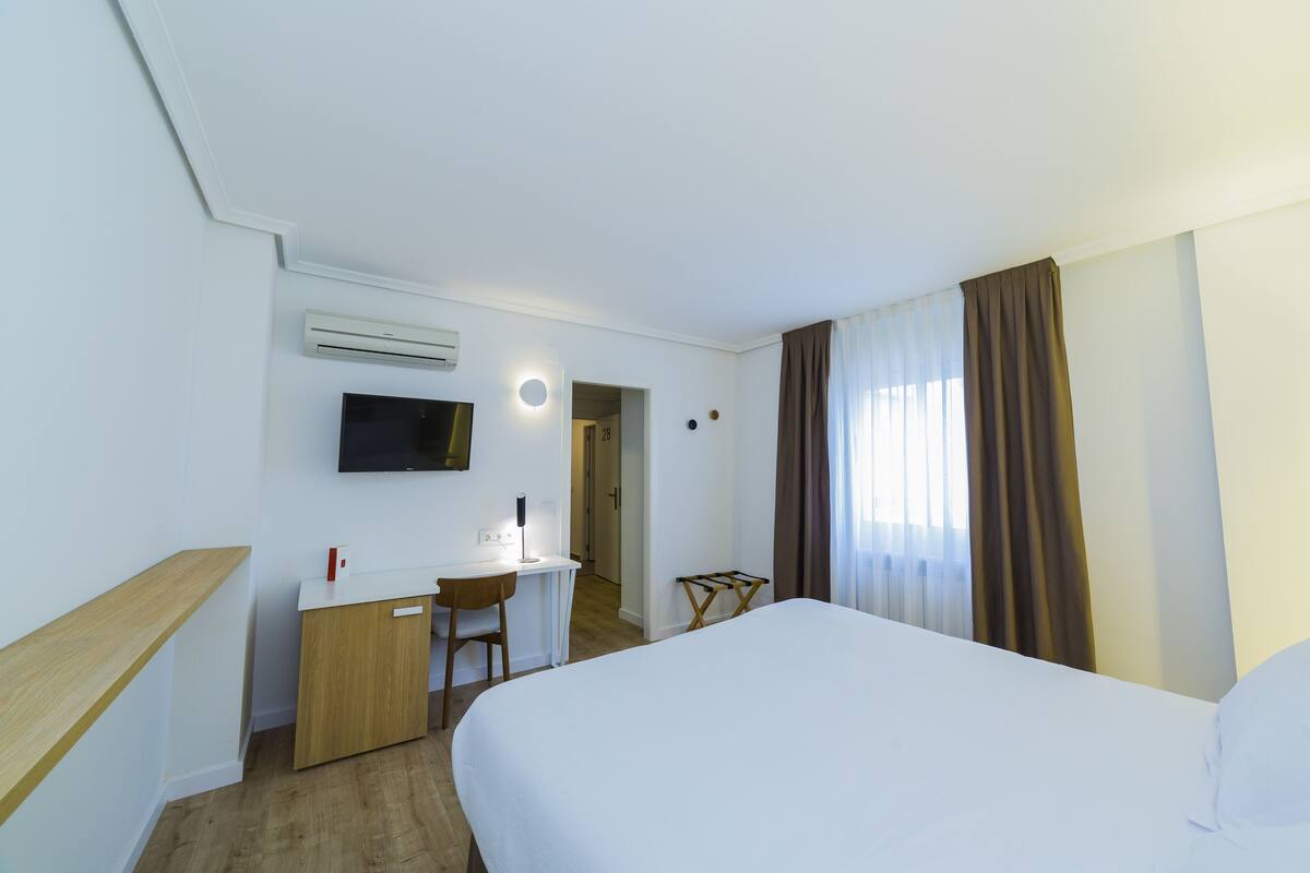Minibar, brankas, meja kerja, dan tirai kedap cahaya