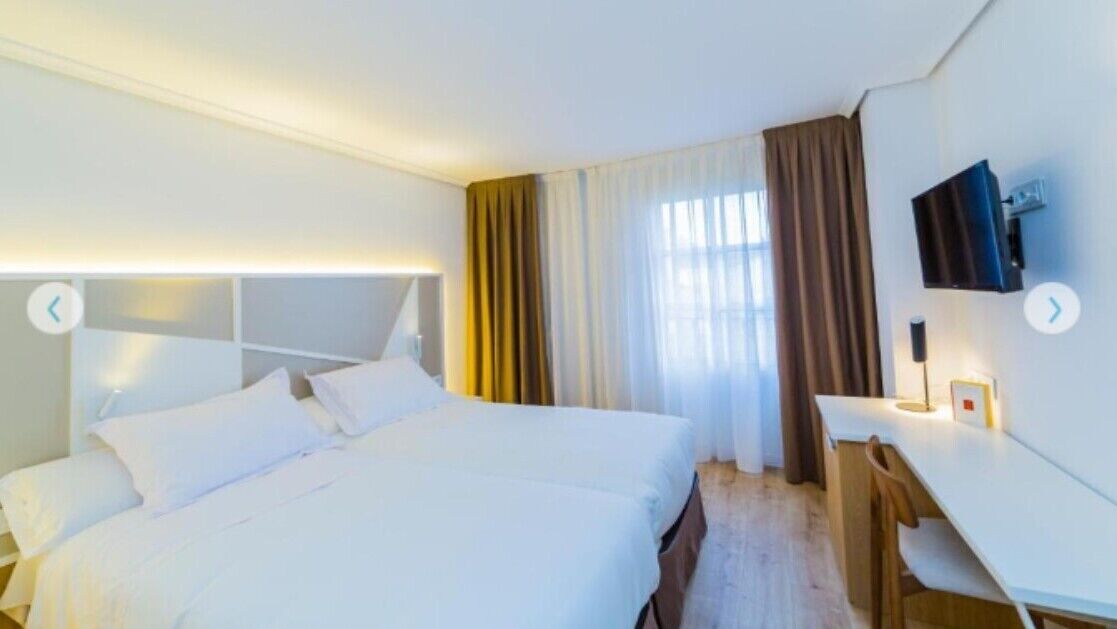 Minibar, brankas, meja kerja, dan tirai kedap cahaya