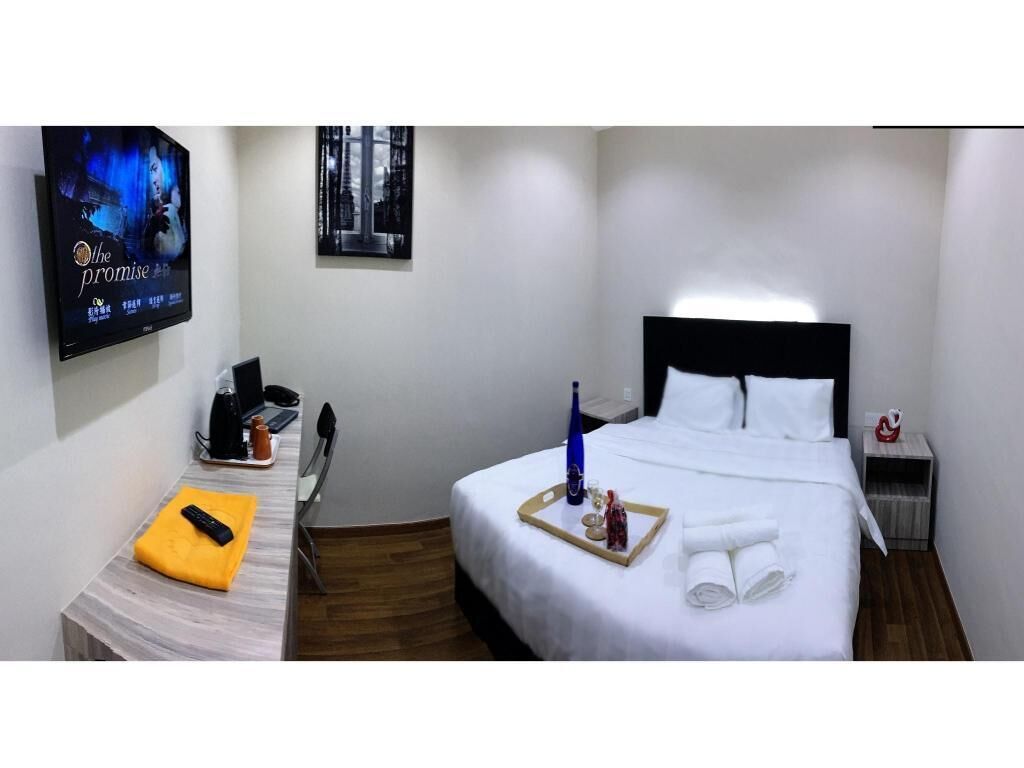 Schreibtisch, schallisolierte Zimmer, Bügeleisen/Bügelbrett