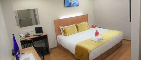 Deluxe King, No window | Desk, soundproofing, iron/ironing board, rollaway beds