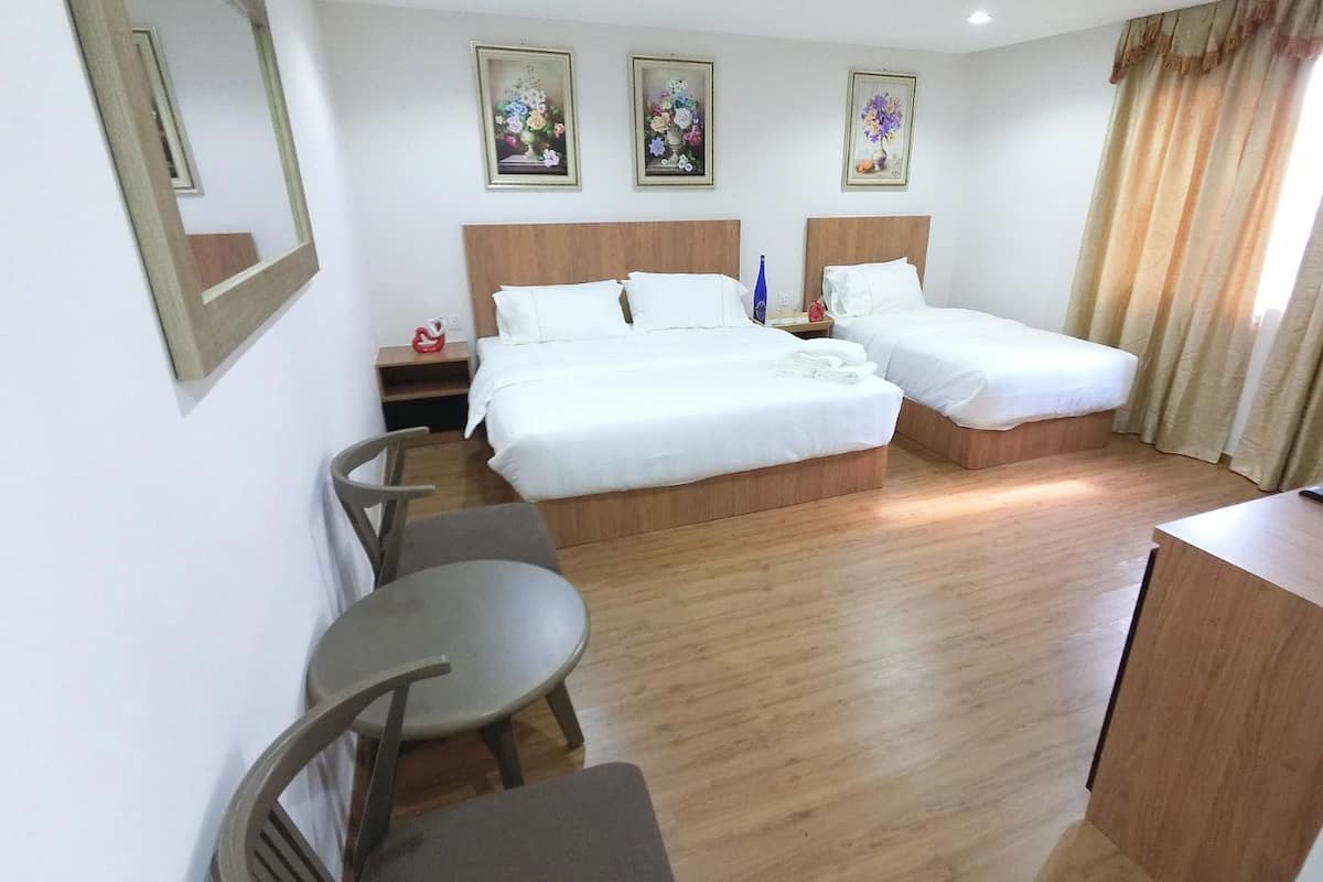 Deluxe Suite | Desk, soundproofing, iron/ironing board (on request)