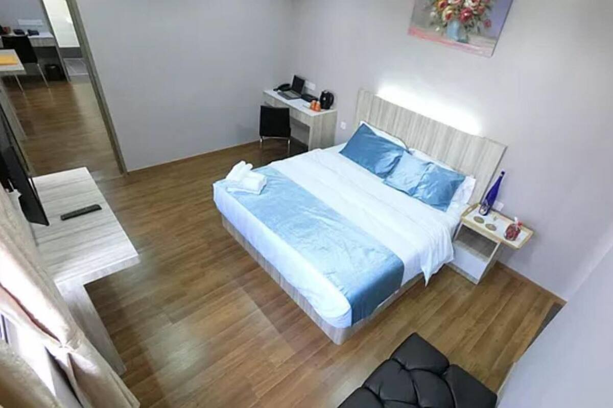 Premier Suite | Desk, soundproofing, iron/ironing board (on request)