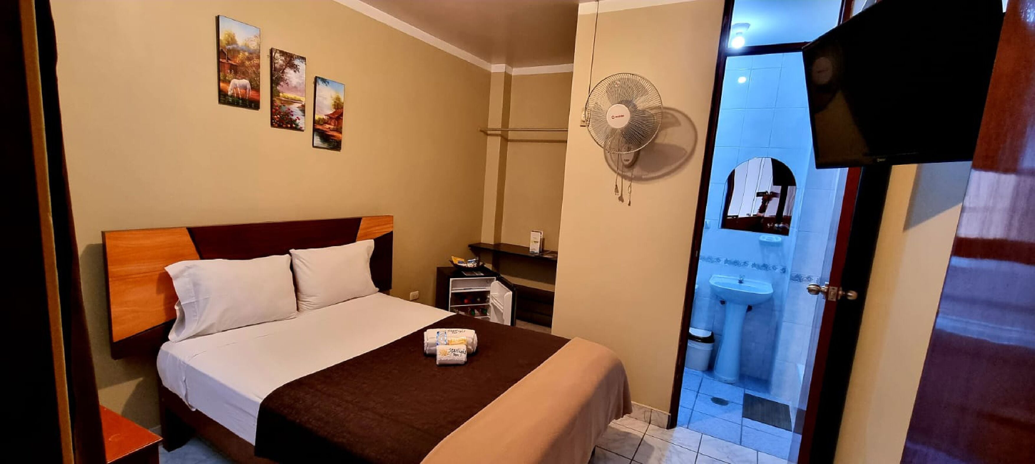 Ropa de cama de alta calidad y tabla de planchar con plancha 