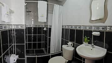 Ducha, artículos de tocador gratuitos, secador de pelo, toallas
