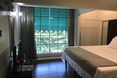 Deluxe Studio Suite, 1 King Bed, Refrigerator & Microwave, Mountain View