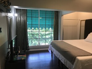 Deluxe Studio Suite, 1 King Bed, Refrigerator & Microwave, Mountain View