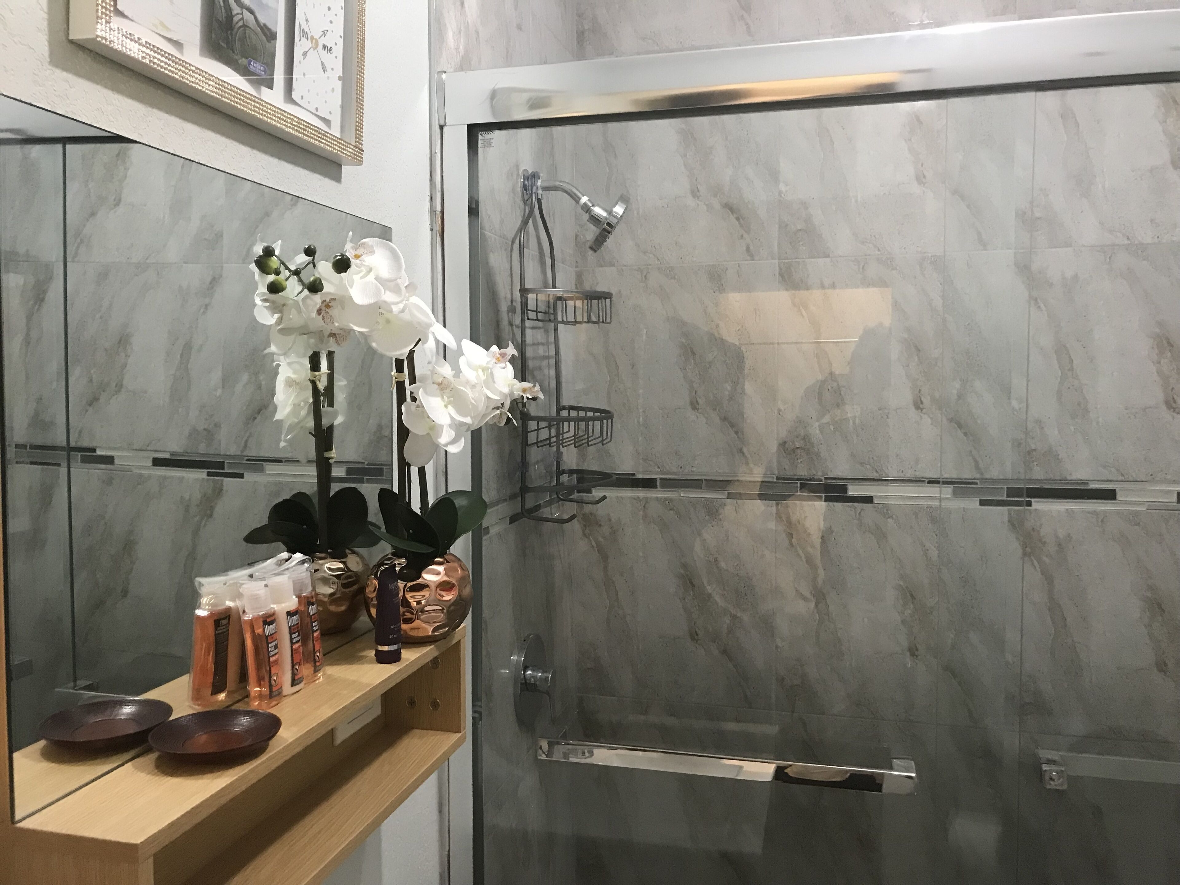 Deluxe Studio Suite, 1 King Bed, Refrigerator & Microwave, Mountain View | Bathroom shower