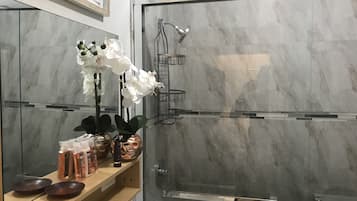 Deluxe Studio Suite, 1 King Bed, Refrigerator & Microwave, Mountain View | Bathroom shower