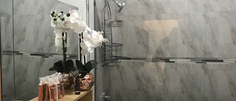 Deluxe Studio Suite, 1 King Bed, Refrigerator & Microwave, Mountain View | Bathroom shower