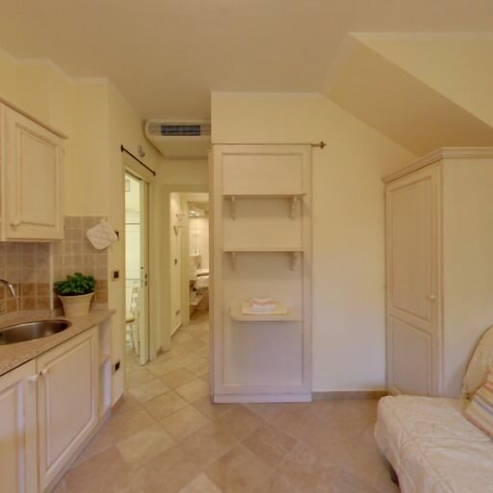 Réfrigérateur, micro-ondes, plaque de cuisson