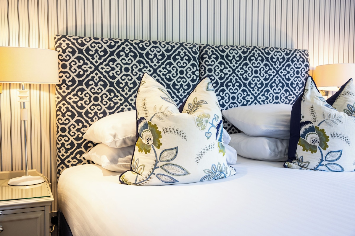 Garden View Room | Hypo-allergenic bedding available, in-room safe, desk
