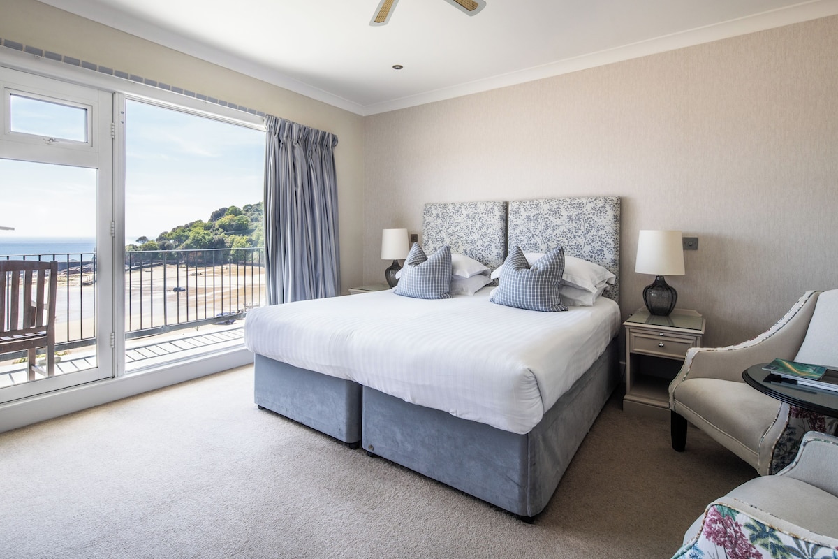 Sea View Balcony | Hypo-allergenic bedding available, in-room safe, desk