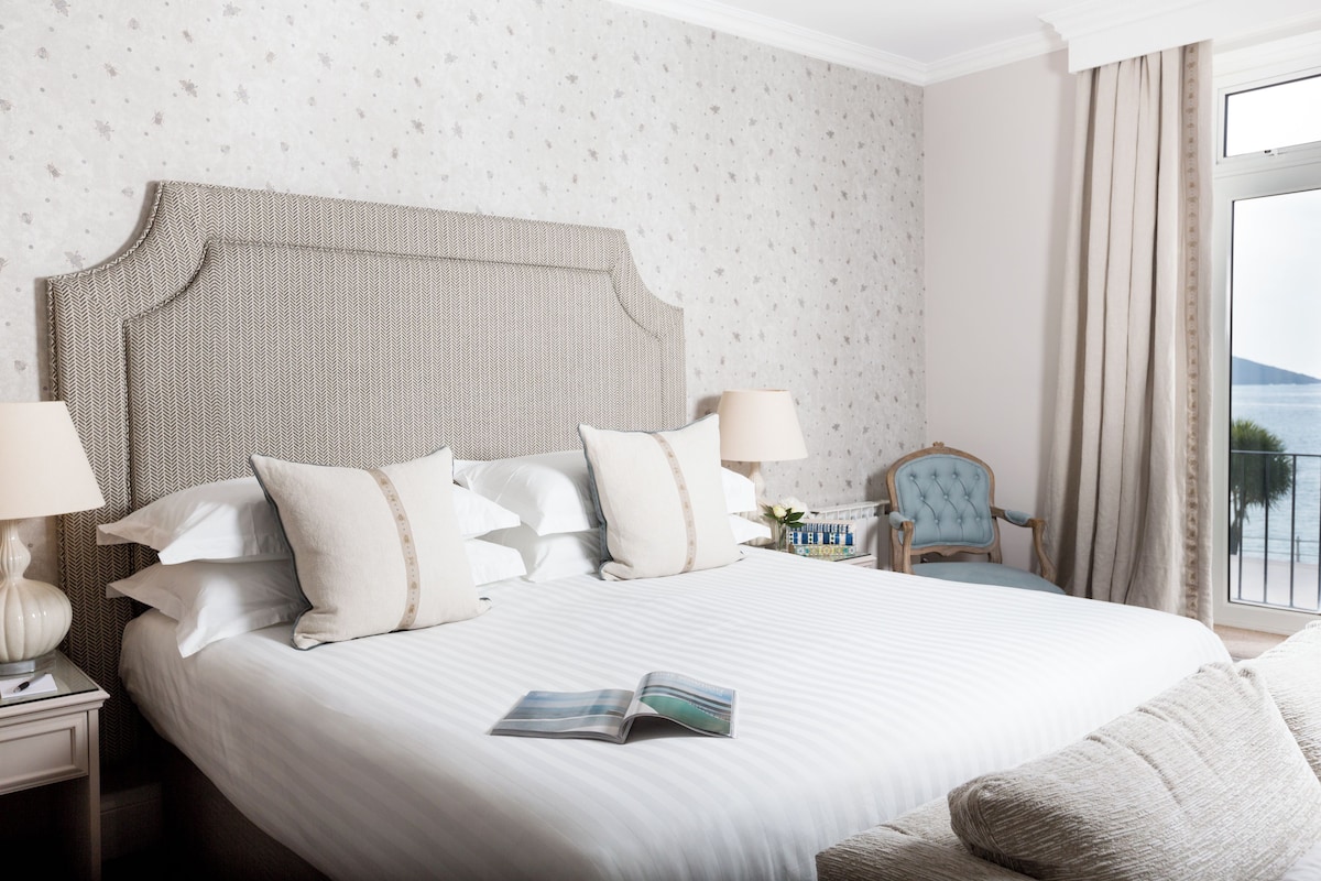 Superior Sea View | Hypo-allergenic bedding available, in-room safe, desk