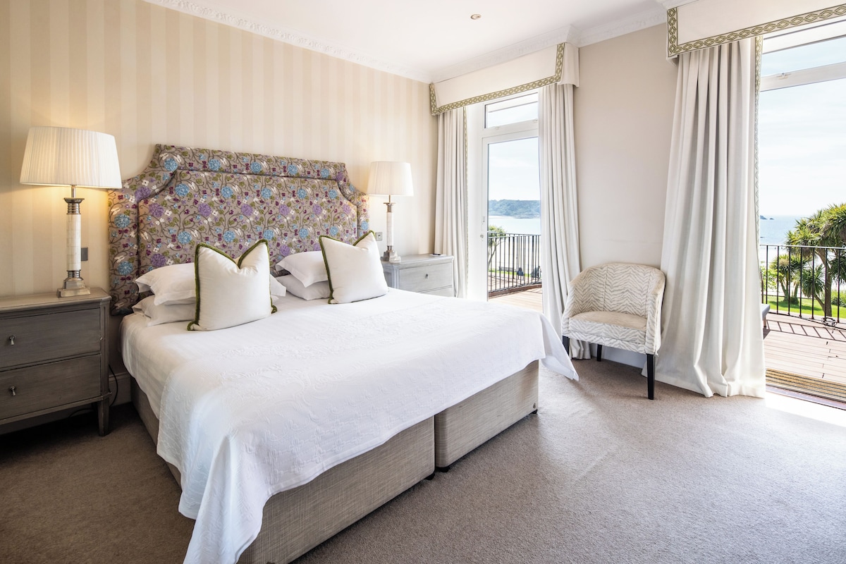 Bay Suite | Hypo-allergenic bedding available, in-room safe, desk