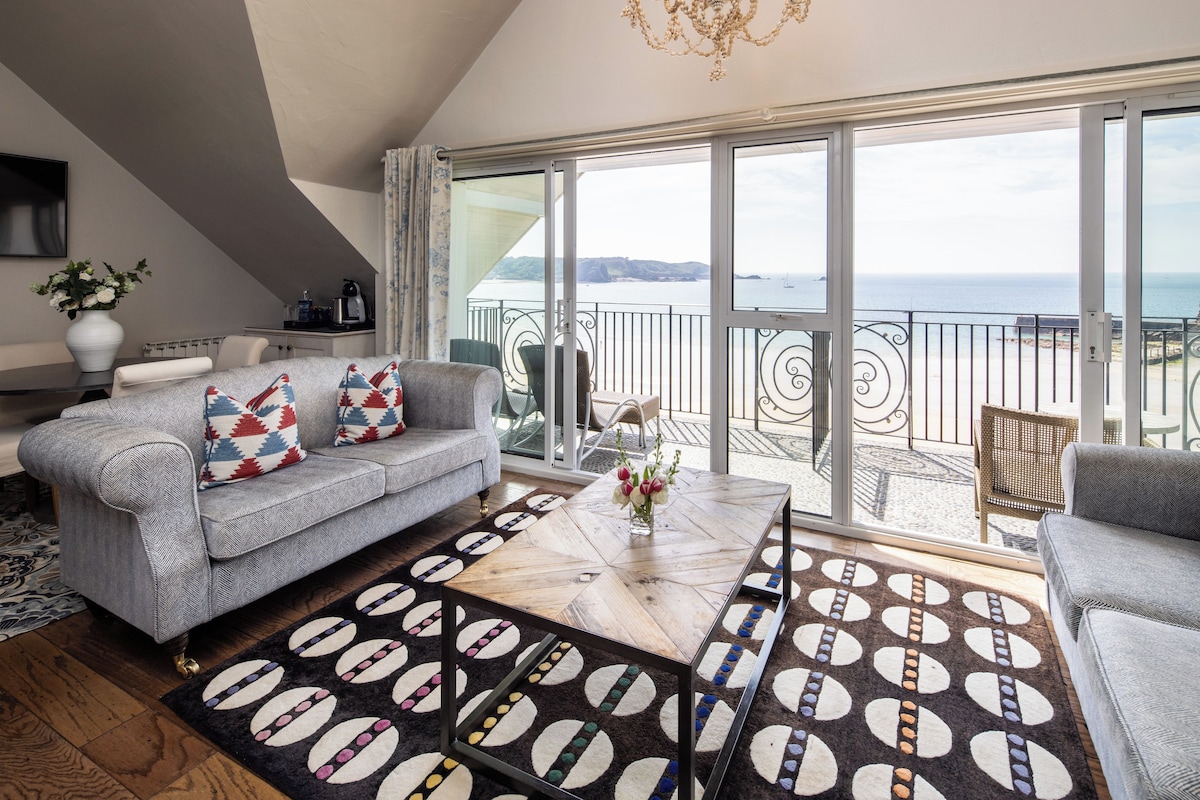 Penthouse Suite | Living area | Flat-screen TV