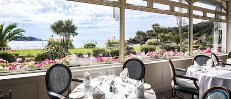 Breakfast, lunch, dinner served; British cuisine