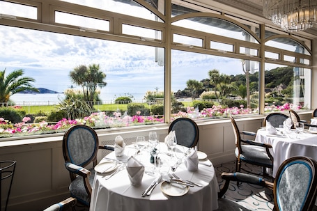 Se sirven desayunos, almuerzos y cenas; cocina británica. St Brelades Bay Hotel