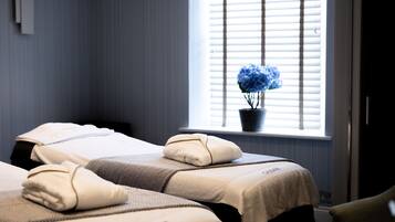Couples treatment room(s), hot tub, steam room, body treatments