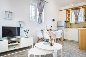Villa, 1 chambre, vue jardin | Coin séjour | Télévision à écran plat de 28 pouces avec chaînes par satellite