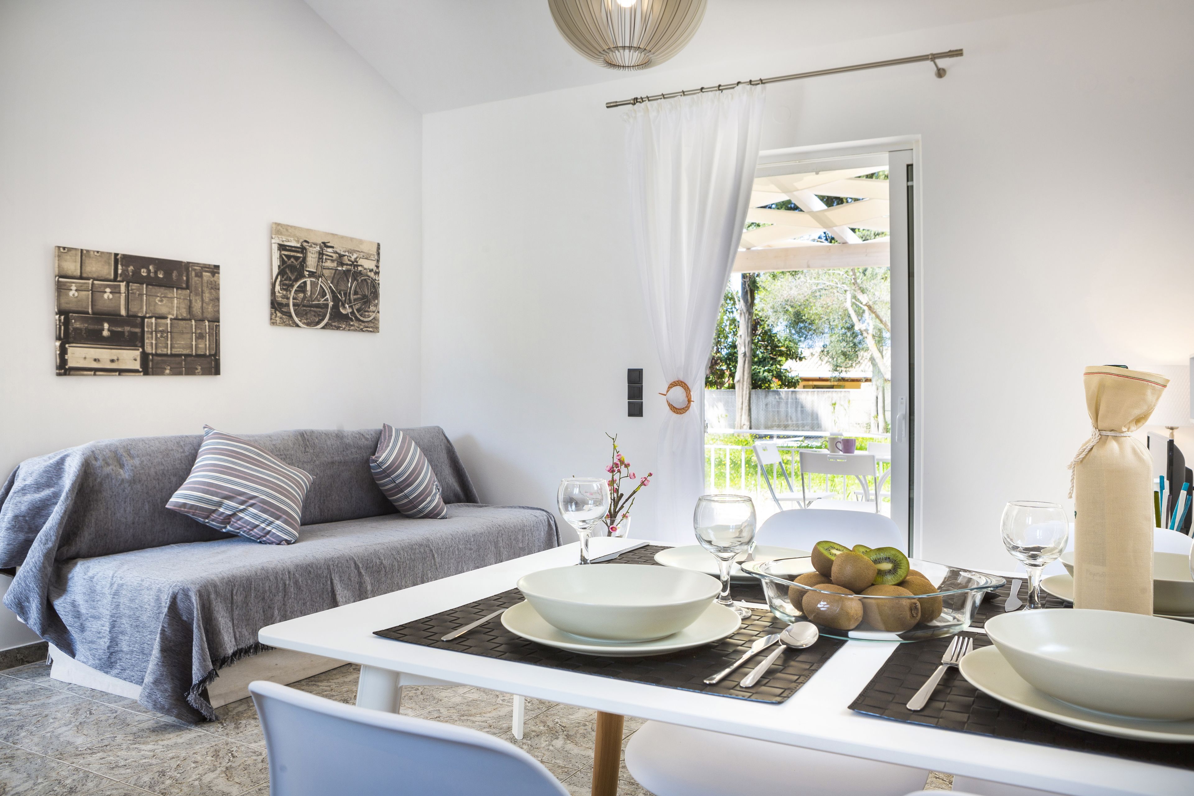 Villa, 1 Schlafzimmer, Gartenblick | Wohnbereich | 28-Zoll-Flachbildfernseher mit Satellitenempfang, LED-Fernseher