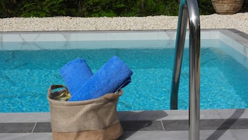 5 piscines extérieures, chaises longues