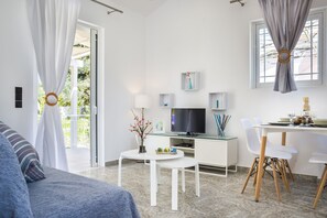 Villa, 1 chambre, vue jardin | Salle de séjour | Télévision à écran plat de 28 pouces avec chaînes par satellite