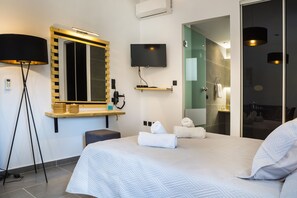 Suite Studio Deluxe, piscine privée | Coffres-forts dans les chambres, bureau, chambres insonorisées