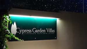 Une enseigne indiquant l’emplacement de Cypress Garden Villas, avec un ciel nocturne dégagé en arrière-plan.