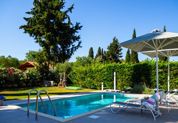 5 outdoor pools, pool loungers