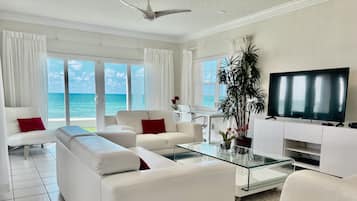 3 Bedroom Villa - Ocean Front #614 | Living area