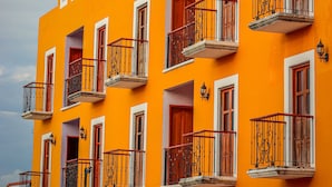 Un immeuble à plusieurs étages doté de balcons et de fenêtres.