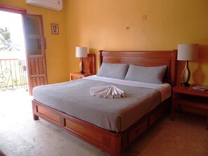 Tweepersoonskamer, 1 kingsize bed | Een kluis op de kamer, een bureau, gratis wifi, beddengoed