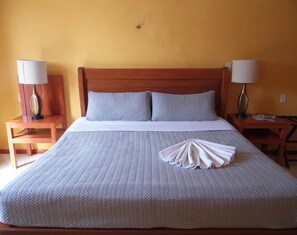 Double Room, 1 King Bed | In-room safe, desk, free WiFi, bed sheets - Hotel Perla del Mar (Champoton)