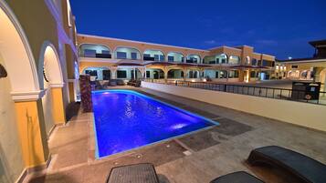 Una piscina al aire libre