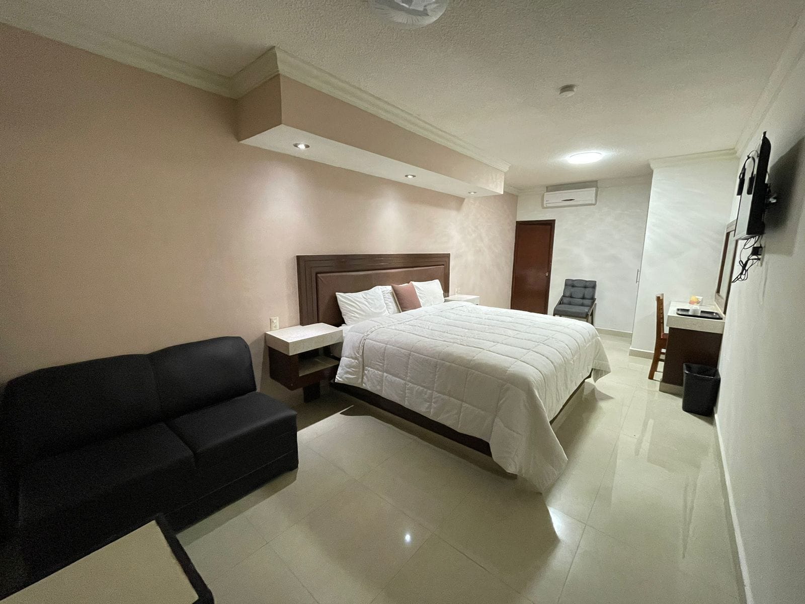 deluxe double room, 2 bedrooms | premium bedding, desk, iron/ironing board, free wifi
