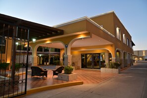 Front of property – evening/night - Hotel San Ignacio Inn (Torreón)
