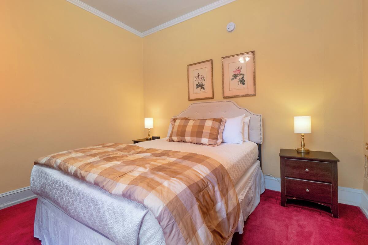 Kamar Single Ekonomi, 1 Tempat Tidur Queen | Meja kerja, setrika/meja setrika, Wi-Fi gratis, dan seprai linen