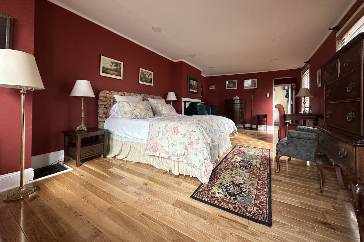 Deluxe-Zimmer, 1 King-Bett | 1 Schlafzimmer, Schreibtisch, Bügeleisen/Bügelbrett, kostenloses WLAN