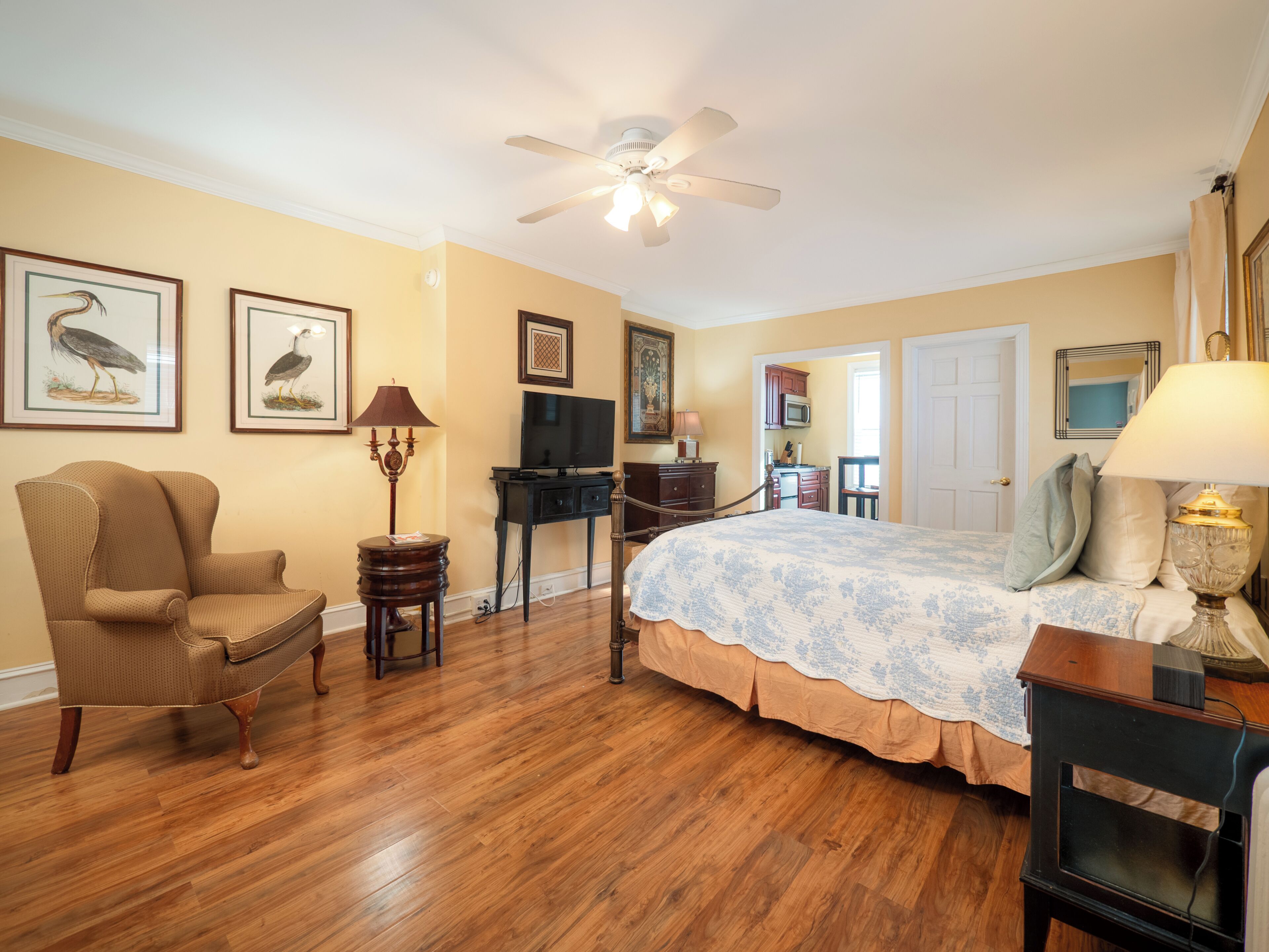 Studio, 1 Queen Bed | Desk, iron/ironing board, free WiFi, bed sheets