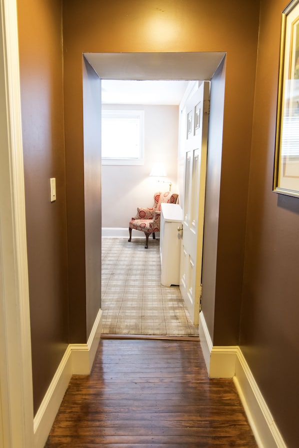 Saratoga Executive Suite | 1 bedroom, desk, iron/ironing board, free WiFi