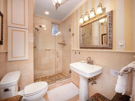 Habitación económica, 1 cama de matrimonio | Baño | Cabezal de ducha tipo lluvia y artículos de higiene personal gratuitos
