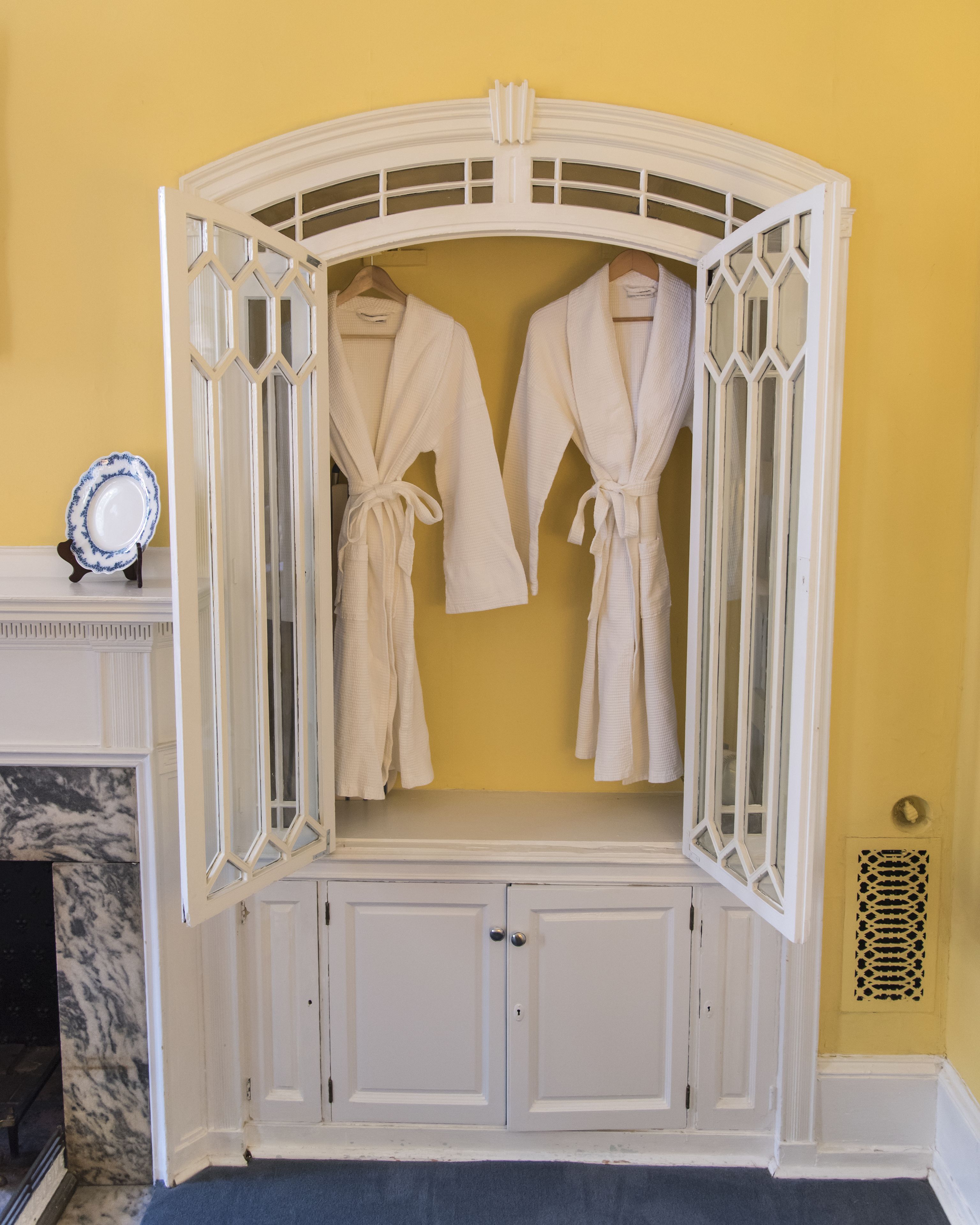 Escritorio, tabla de planchar con plancha, wifi gratis y ropa de cama 