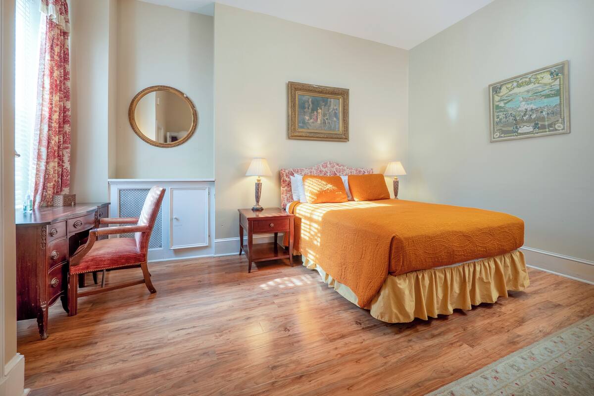 Suite Eksekutif, 1 kamar tidur | Meja kerja, setrika/meja setrika, Wi-Fi gratis, dan seprai linen