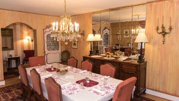 Free local cuisine breakfast on weekdays