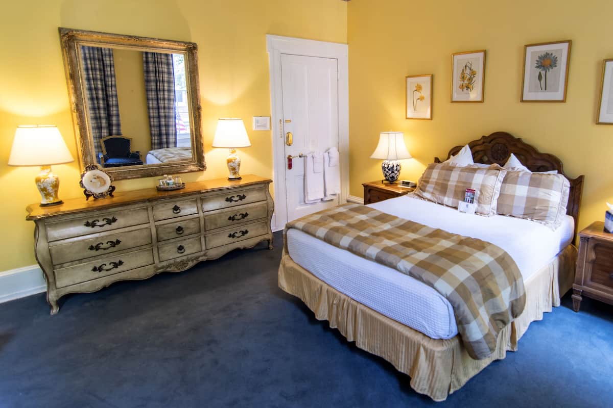Economy-Zimmer, 1 Queen-Bett | 1 Schlafzimmer, Schreibtisch, Bügeleisen/Bügelbrett, kostenloses WLAN